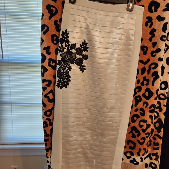 Women's skirt suit - Picture 3 of 3